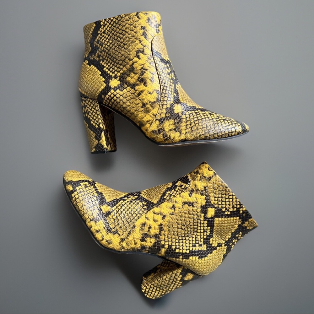 Vince Camuto Sanstan Snake Ankle Boots 7 M Round Toe Animal Print Yellow Black